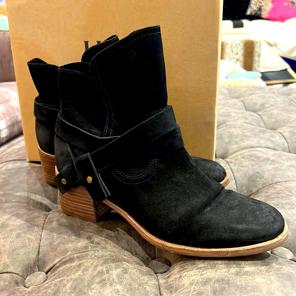 UGG Elora ankle boot size 9.5
